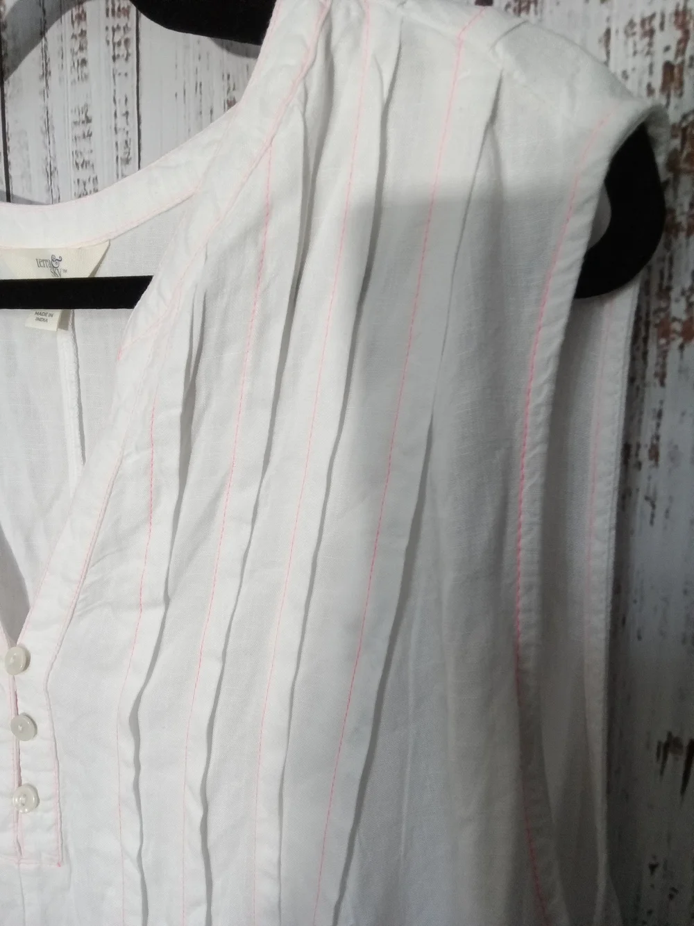 Terra & Sky White Sleeveless Pleated V-Neck Tunic - Picture 2 of 4